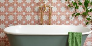 wanna omnia, projekty bc, łazienka z zieloną wanną i różowymi i białymi kafelkami w kształcie gwiazdek