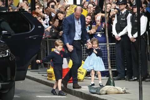 Il principe William porta George e Charlotte all'ospedale