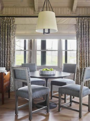 mesa de jantar, cadeiras de jantar cinza, mesa de jantar circular de madeira, cortinas florais