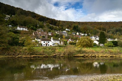 Tintern, Galler yakınlarındaki Wye Vadisi AONB'deki Wye nehri üzerindeki nehir kenarındaki Llandogo köyü