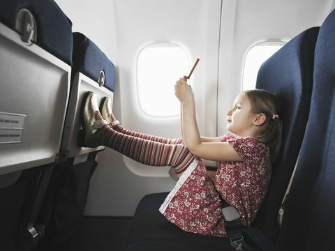فتاة صغيرة آداب الطيران الطائرة