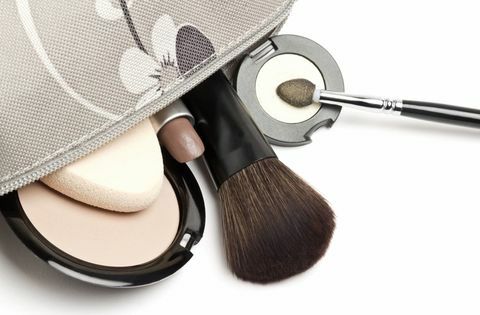 Make-up-Tasche mit Pinseln, Schwämmen und Puder