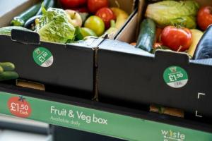 คุณสามารถซื้อกล่องใส่ผัก 'Too Good To Waste' ของ Lidl มูลค่า 1.50 ปอนด์ได้ในทุกร้านค้าทั่วประเทศ