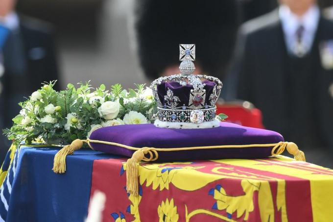 El ataúd que transportaba a la reina Isabel II es trasladado del Palacio de Buckingham al Palacio de Westminster.