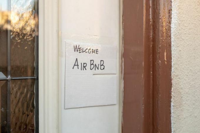 Nahaufnahme eines handgezeichneten Schildes an der Tür eines Hauses mit der Aufschrift „Willkommen bei Airbnb“, das darauf hinweist, dass das Haus für kurze Zeit zur Verfügung steht Langzeitmiete über die Airbnb-Website, Los Angeles, Kalifornien, 26. Oktober 2019, Foto von Smith Collectiongadogetty Bilder