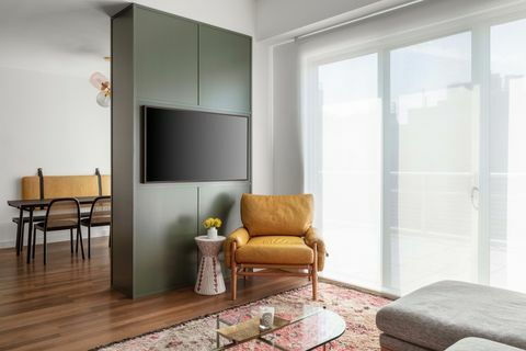 居間、緑の壁、黄褐色の椅子