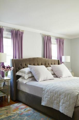 guļamistaba, violeti aizkari, pelēka gulta