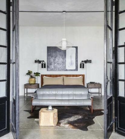 dormitorio, suelo de cemento, sofá gris
