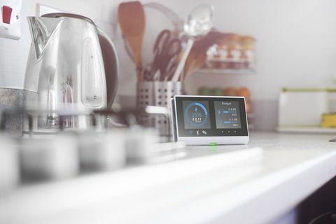 contor inteligent în bucătăria unei case care arată costurile actuale ale energiei pentru proiectarea de zi pe ecran, vă rog, consultați comunicatul proprietății