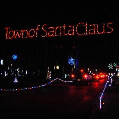 šviesos ženklas, kuris sako Kalėdų Senelio miestą
