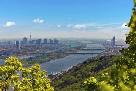 Bécs és a Duna látképe