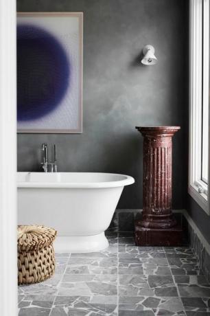 colonne dans une salle de bain moderne et formelle
