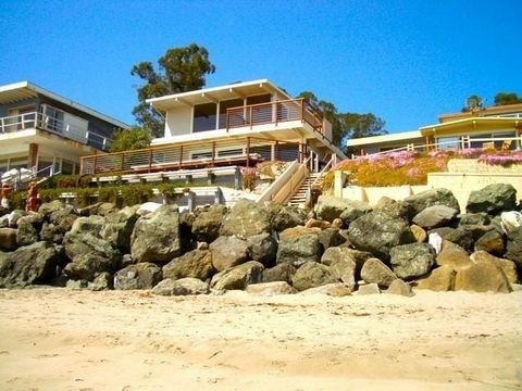 maison de plage avec vue sur les rochers et l'océan