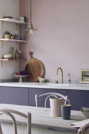 анние слоан офарбане кухињске ормаре у унапред помешаној аубуссонској плавој боји и зидовима са свиленом бојом