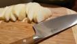 Il coltello da chef da $ 15 di Chrissy Teigen funziona bene come quelli che sono 3 volte più costosi