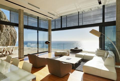 rumah liburan dengan jendela besar dan pemandangan laut