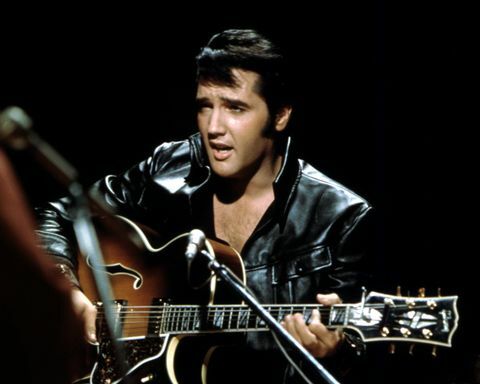 Le musicien de rock and roll Elvis Presley effectuant...