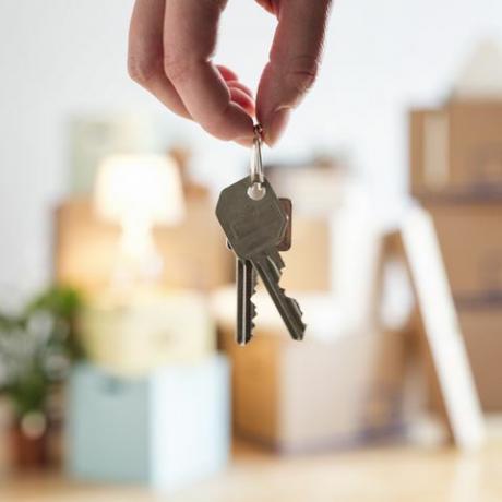 zblízka ženy držící klíč od domu v novém domově