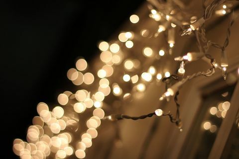 Izgaismotu stīgu gaismu tuvplāns Ziemassvētku laikā naktī