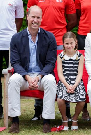 الأمير البريطاني وليام ، دوق كامبريدج ، والأميرة البريطانية شارلوت من كامبريدج ، يقفون لالتقاط صورة فوتوغرافية أثناء زيارة إلى منزل Sportsaid في اليوم الخامس من ألعاب الكومنولث في برمنغهام ، وسط إنجلترا ، في 2 أغسطس 2022 ، أصبحت الدوقة راعية للرياضات في عام 2013 ، برنامج العقود الآجلة لفريق إنجلترا هي شراكة بين Sportsaid و sport england وألعاب الكومنولث في إنجلترا والتي ستشهد حوالي 1000 رياضي شاب موهوب وفريق دعم طموح أعطيت الفرصة لحضور الألعاب وإلقاء نظرة مباشرة من وراء الكواليس صورة من قبل كريس جاكسون بول AFP الصورة بواسطة كريس جاكسونبولافب عبر جيتي الصور