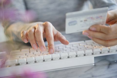 Женщина, делающая покупки в Интернете с помощью кредитной карты