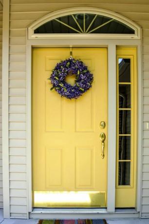 ประตูหน้าบ้านสีเหลืองพริมโรส