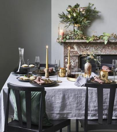 table décorée de Noël par une pièce de manteau en étain plaqueson mantelpiececandleholder, 39 £, vase en orme occidental, 75 £ pour deux, bouquet de cox cox, 38 £, table sauvage en fleurs, 719 £chaises, 229 £ chacune les deux nappes willis gambier, 75 £, coussin de porcelet, 18 £, dessous de plat en pierre de barker, 16 £ ensemble de couverts, 35 £ les deux carafes debenhams, 6750 £ champagne flûtes, 1450 £ chaque plateau, 9550 £ vase, 32 £ chandeliers, 7640 £ pour quatre bougies broste copenhagen, 450 £ chacune, porte-bougies aux œufs curieux, 10 £ chacun, National Trust acheter des assiettes à dîner, 10 £ chacune, des assiettes à salade d'habitat, 10 £ chacune, des gobelets en orme occidental, 33 £ pour six, un présentoir à gâteaux neptune, 28 £ sous-verres, 32 £ pour quatre les deux troglodytes roses serviettes, 549 £ chacune, serviette grise en linme, 18 £ pour deux, tartes fines à la craie pinklinen company, 799 £ pour six, daylesfordgiftwrap, feuille de 3 £, plat en laiton troglodyte de Rowen, 32 £ pour quatre, broste copenhague