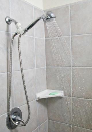 alcachofa de ducha con agua corriente