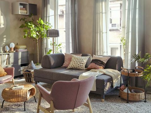 kleines Wohnzimmer mit grauem Sofa