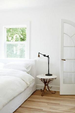 Balta, kambarys, baldai, grindys, interjero dizainas, lova, siena, nuosavybė, miegamasis, medinės grindys, 