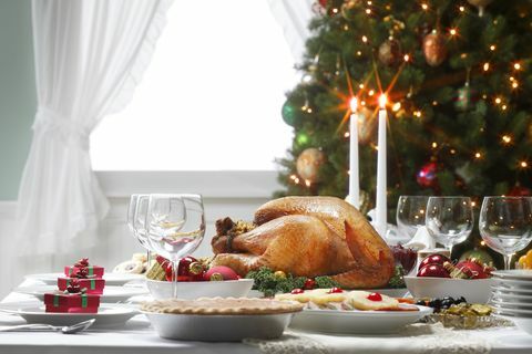 انتشار طاولة عشاء عيد الميلاد وشجرة عيد الميلاد