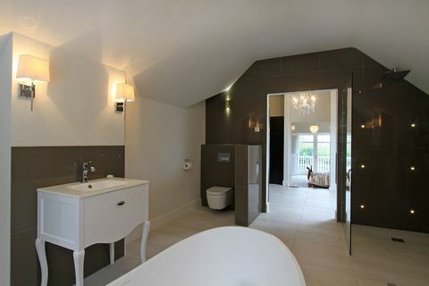 Reve House - lihat kompetisi bola - Membaca - kamar mandi dalam