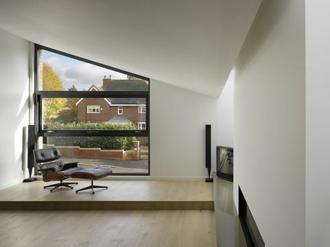 Eames stoel en kruk in een minimale ruimte, privéhuis, Worsley