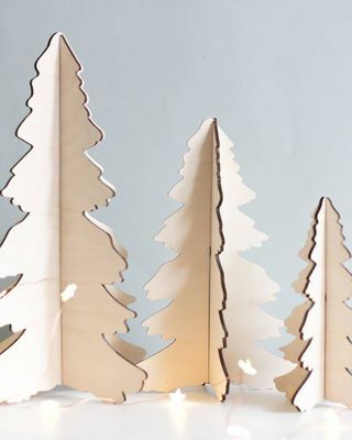 Set mit drei alternativen Weihnachtsbäumen aus Holz