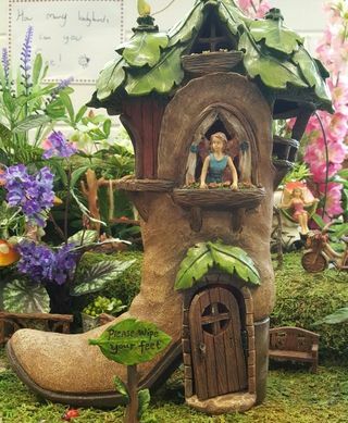 Fairy garden: Fairy boot house