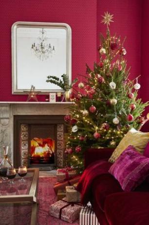 दिसंबर/जनवरी हाउस सुंदर कवर - पारंपरिक लाल और सोने के साथ क्रिसमस लिविंग रूम सजाने की योजना
