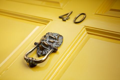 दस्तक के साथ पीला दरवाजा