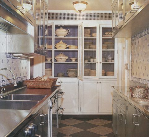 dapur, ubin retro, lemari putih