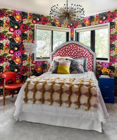 спалня с цветя
