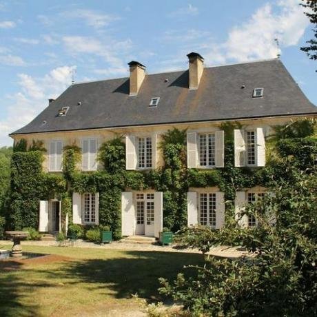 denna herrgård med en privat sjö är till salu i Dordogne, Frankrike