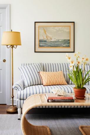 „Whicker“ kavos staliukas, mėlynos ir baltos spalvos dryžuota sofa