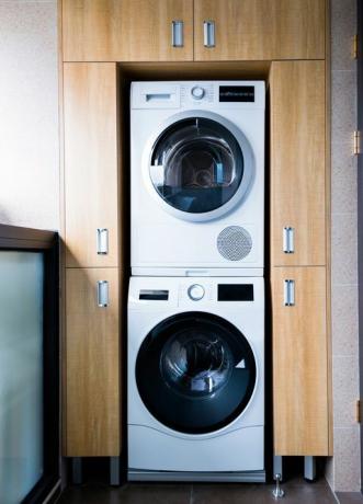 Tvättmaskin och torktumlare i modern lägenhet
