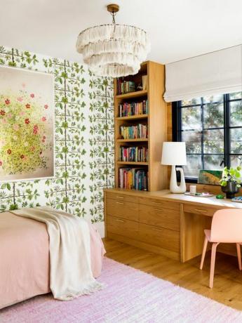 غرفة نوم مع لمسات وردية
