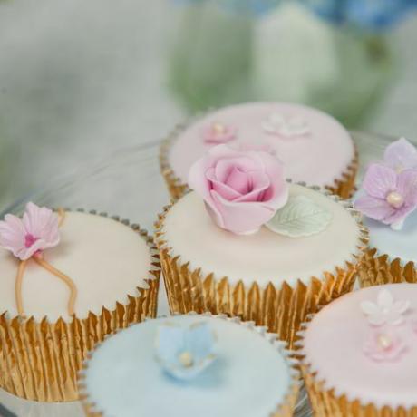 Fiona Cairns mengumumkan peluncuran rangkaian kue baru dan eksklusifnya di Harrods - The Language of Flowers Collection