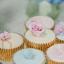 Karaliskā kāzu kūku ražotāja Fiona Kērnsa atklāj floriogrāfijas iedvesmotu klāstu