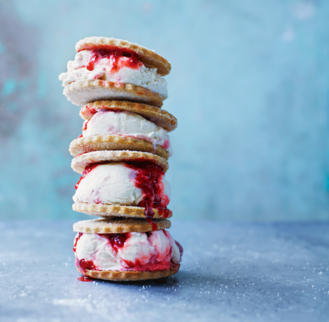 स्ट्रॉबेरी और वेनिला बटरमिल्क आइसक्रीम सैंडविच रेसिपी by Waitrose