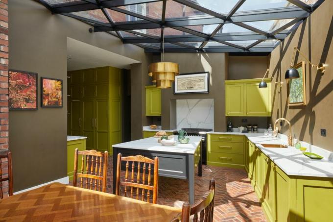 Jorko virtuvė pagrindinė įmonės gyvenimo būdo įvaizdis žalia virtuvė moderni tradicinė parketo grindų danga lubų šviestuvas