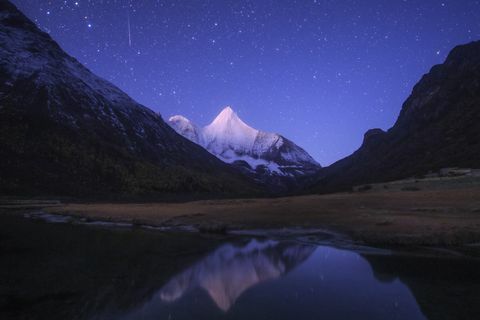 Çin'deki jampayang kar dağının üzerinde bir orionid meteor bifteği