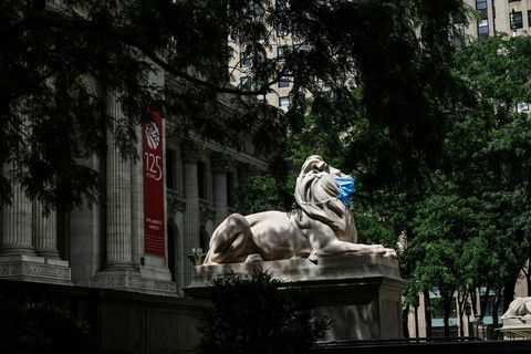 new york halk kütüphanesi aslan heykellerini yüz maskeleriyle süslüyor