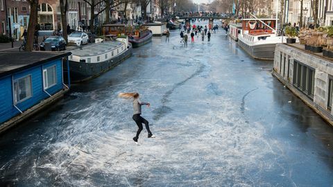 עשרות אנשים מחליקים על תעלות אמסטרדם